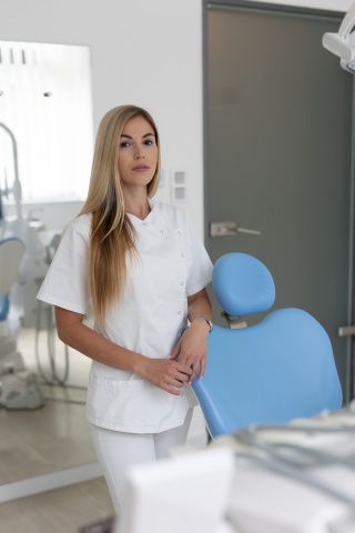 Dr. Kiss Vivien - Esztétikai fogszakorvos